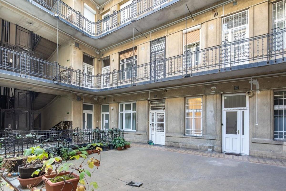 Explore From Apartament